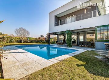 Casa · 248m² · 5 Ambientes · 2 Cocheras · Excelente Casa de 4 Dorm., Suite, Pileta, Escritorio, en un Lote de 919 m²