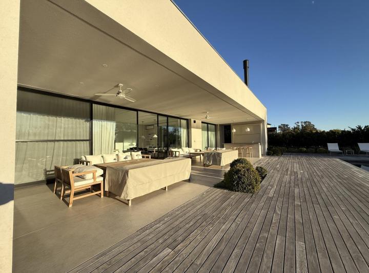 Casa · 325m² · 6 Ambientes · 2 Cocheras
