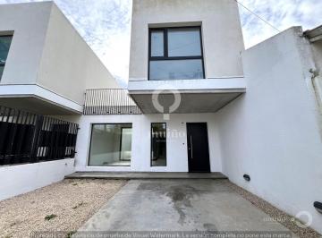 Casa · 95m² · 3 Ambientes · 1 Cochera · Casa - Estrada