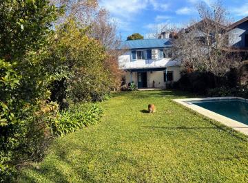 Casa de 5 ambientes, San Isidro · Cómoda y Funcional, con Lindo Jardín y Pileta