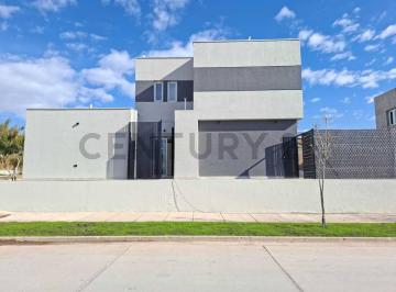 Casa · 190m² · 3 Dormitorios · 2 Cocheras · Exclusiva Casa a Estrenar de Categoría en Barrio Privado La Bastilla