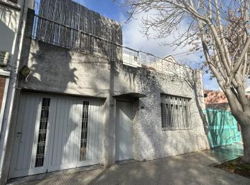 Casa · 130m² · 4 Ambientes · 1 Cochera · Casa 4 Amb. C/ Garage Cub. y Terraza - Fondo Libre