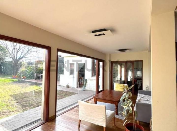 Casa · 244m² · 7 Ambientes · 2 Cocheras