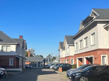 Casa · 143m² · 4 Ambientes · 2 Cocheras · Alquiler Calinda Vila