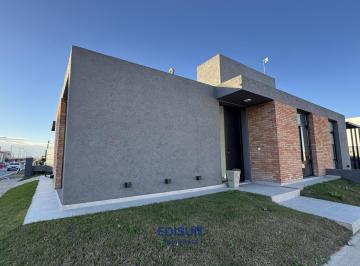 Casa · 82m² · 2 Dormitorios · Duplex en Colinas de Manantiales