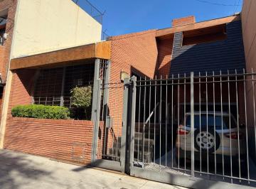 Casa de 8 ambientes, Parque Chacabuco · Casa de Categoría con Arquitectura de Excelencia en Parque Chacabuco