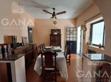 Casa · 135m² · 5 Ambientes · 1 Cochera · Venta Casa en Barrio Belgrano 2 Dorm. con Cochera, Patio Verde.