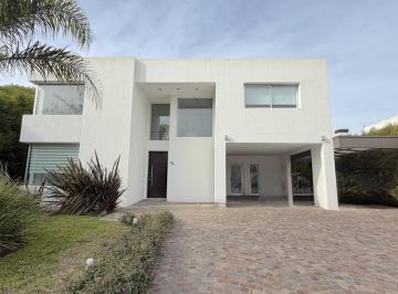 Casa · 250m² · 5 Ambientes · Excelente Propiedad en Venta en Fincas de Iraola 2.