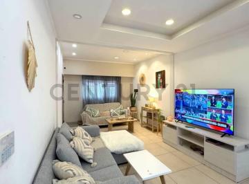 Casa · 132m² · 5 Ambientes · 1 Cochera · Casa Moderna de 2 Dorm. con Piscina y Vestidor