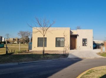 Casa · 153m² · 4 Ambientes · 2 Cocheras · Casa Chalet en Venta en Santa Lucia, Pilar del Este, Pilar