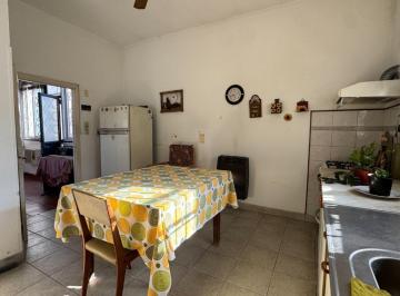 Casa · 180m² · 5 Ambientes · 1 Cochera · Casa en Venta Sobre Lote Propio de 4 Amb + Jardin