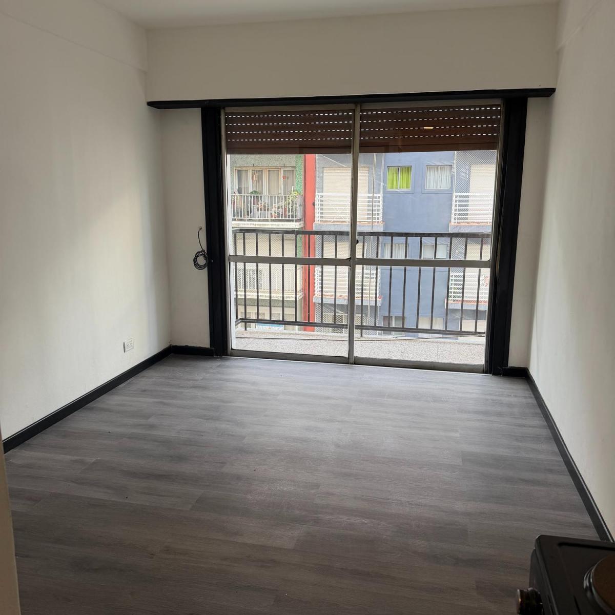 Monoambiente reciclado, 32m² con balcón al frente — Güemes