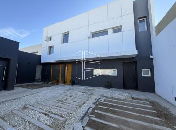 Casa · 160m² · 5 Ambientes · 2 Cocheras · Venta - Propiedad Residencial en Barrio Solares del Este - C126