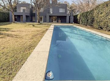 Casa · 250m² · 4 Dormitorios · 1 Cochera · Alquiler en Laguna del Sol