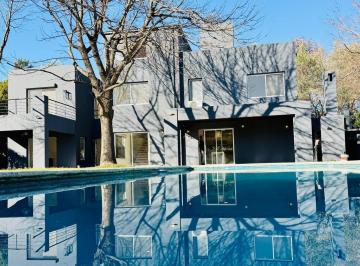 Casa · 250m² · 4 Dormitorios · 1 Cochera · Alquiler en Laguna del Sol