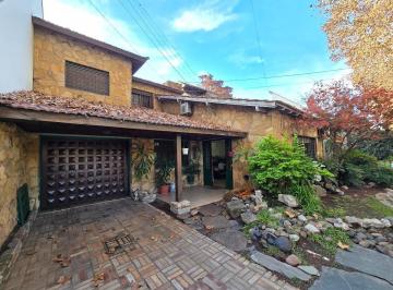 Casa · 291m² · 4 Ambientes · Oportunidad en San Isidro: Casa con Encanto en Excelente Lote Al Norte.