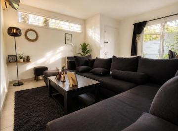 Casa · 101m² · 5 Ambientes · 1 Cochera · Triplex con Patio Jacuzzi y Cochera en Florida Listo Para Disfrutar