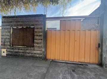 Casa · 243m² · 4 Ambientes · 6 Cocheras · Casa a Refaccionar con Galpon Amplio Alquilado Para Cocheras