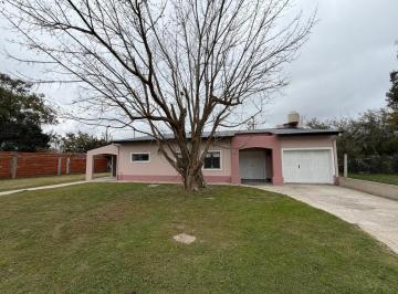 Casa · 154m² · 5 Ambientes · 2 Cocheras · Casa en Excelente Estado con Gran Jardin