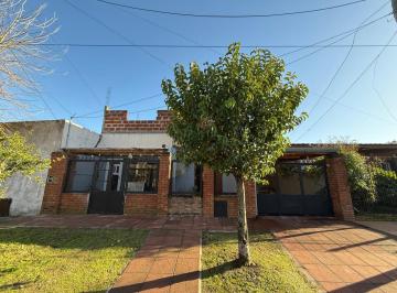 Casa · 105m² · 4 Ambientes · 2 Cocheras · Casa en Quilmes Oeste