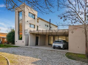 Casa · 312m² · 7 Ambientes · 1 Cochera · Exclusiva Casa en Chacras de La Reserva. Apta Crédito. Posibilidad de Financiación