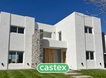 Casa · 241m² · 7 Ambientes · 4 Cocheras · Casa en Venta Al Agua, Barrio El Canton Norte, Escobar