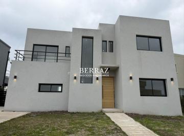 Casa · 190m² · 7 Ambientes · 1 Cochera · Casa Venta 5 Dorm. Lote de 563 m² Santa Elisa, Pilar del Este