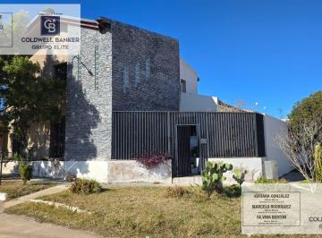 Casa · 177m² · 5 Ambientes · 1 Cochera · Casa en La Punta