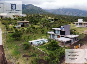 Casa · 143m² · 4 Ambientes · 2 Cocheras · Venta Casa Barrio Aguas Blancas