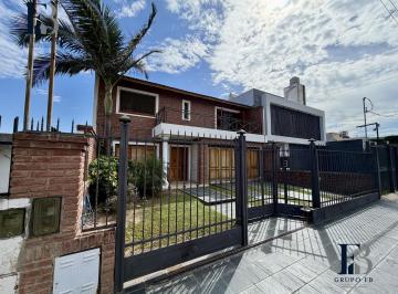 Casa · 310m² · 8 Ambientes · 2 Cocheras · Casa 4 Dorm Pileta y Quincho en Maipu 2