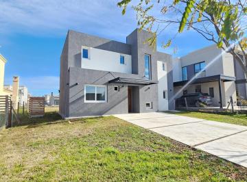 Casa · 146m² · 5 Ambientes · Venta Casa en San Pablo 5amb con Sótano Lote Interno