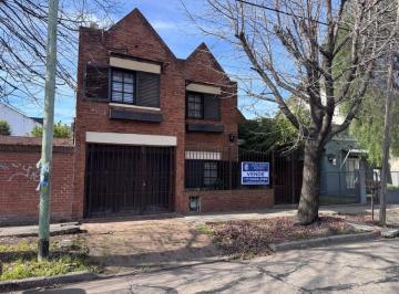 Casa de 5 ambientes, Morón · Hermoso Chalet Amplio y Luminoso de 4 Ambientes en El Centro de Castelar Norte