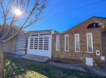 Casa · 74m² · 4 Ambientes · 1 Cochera · Casa 3 Dorm. con Patio y Cochera, Paraná