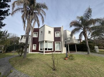 Casa · 800m² · 9 Ambientes · 2 Cocheras · Casa en golfer'S