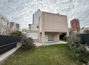 Casa · 300m² · 5 Ambientes · 1 Cochera · Casa en Alquiler en El Centro de Neuquén