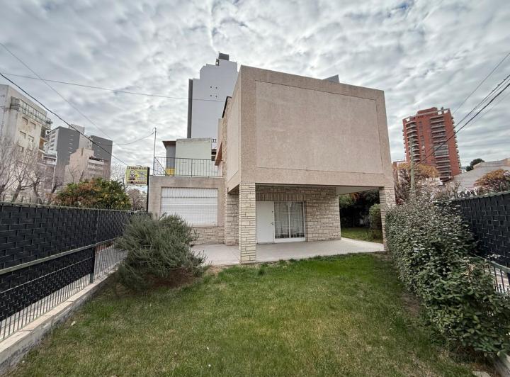 Casa · 300m² · 5 Ambientes · 1 Cochera