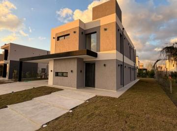 Casa · 210m² · 4 Ambientes · 6 Cocheras · Casa en Venta en Lagos de Canning 1
