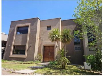 Casa · 200m² · 4 Ambientes · 1 Cochera · Venta Casa La Puntilla Callejon Privado