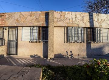 Casa · 94m² · 4 Ambientes · 1 Cochera · Oportunidad! Casa a La Venta en Barrio Industrial