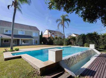 Casa · 239m² · 9 Ambientes · 3 Cocheras · Oportunidad Impecable Casa en Pilar Golf.