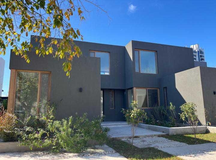 Casa · 359m² · 7 Ambientes · 4 Cocheras