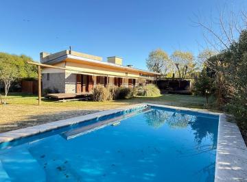 Casa · 130m² · 5 Ambientes · 4 Cocheras · Casa en Venta de 3 Dorm + Estudio en Campo Grande