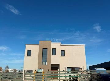 Casa · 187m² · 4 Ambientes · 1 Cochera · Casa Chalet en Venta en San Sebastian - Area 1, San Sebastian, Escobar