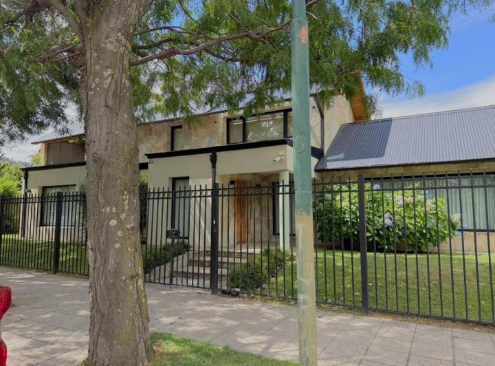 Casa · 290m² · 6 Ambientes · 2 Cocheras