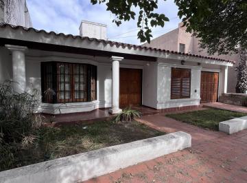 Foto · Casa de Tres Dorm. en Urca! con Pileta!