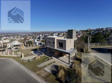 Casa · 267m² · 6 Ambientes · 2 Cocheras · Casa en Venta en Barrio Becciu con 3 Dorm. y Pileta