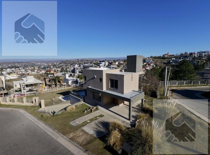 Casa · 267m² · 6 Ambientes · 2 Cocheras