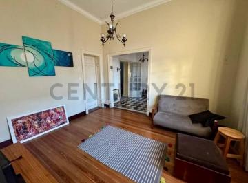 Casa · 209m² · 9 Ambientes · 2 Cocheras · Casa en Venta en Arroyito - 3 Dorm., Cochera, Amplio Patio.