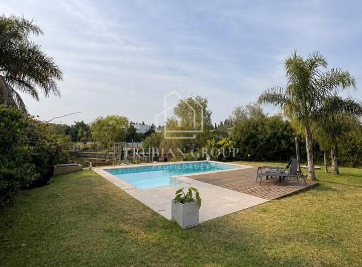 Casa · 250m² · 4 Ambientes · 2 Cocheras