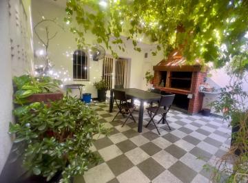 Casa · 184m² · 5 Ambientes · 1 Cochera · Venta Casa 5 Ambientes con Patio y Terraza en Barrio Naon Mataderos